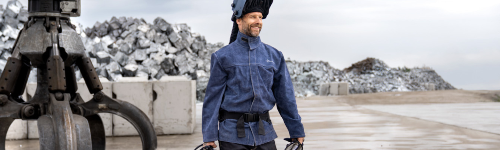 Suojavarusteet hitsaukseen Mies hitsaussuojavarusteissa